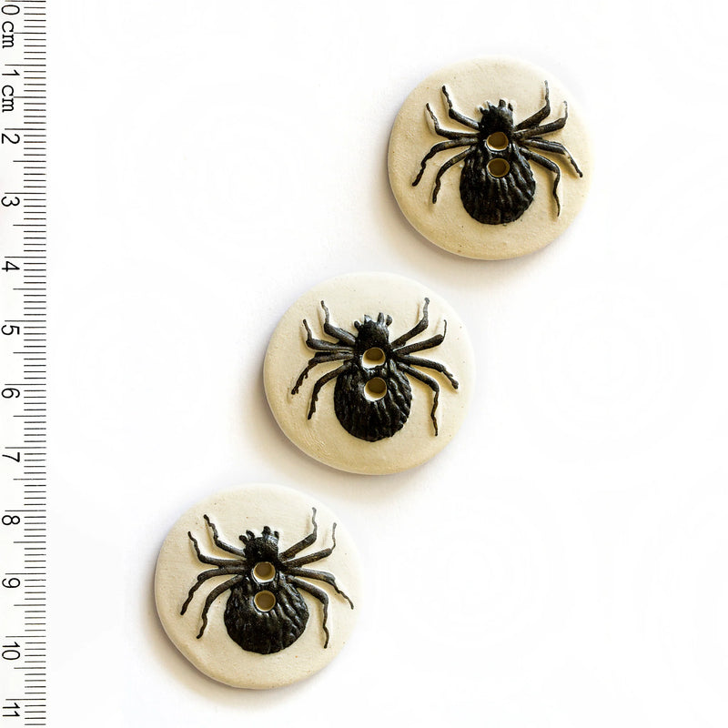 Incomparable Buttons - Round Spiders L171 - Card of 3