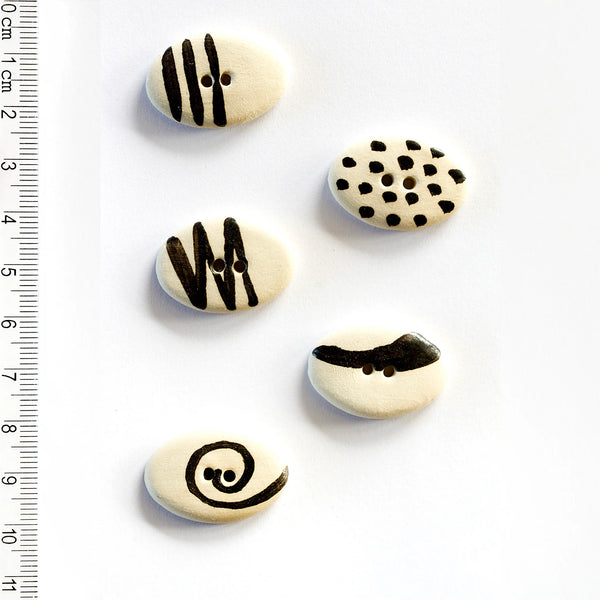 Incomparable Buttons - Black & White Large Oval L280 - Card of 5