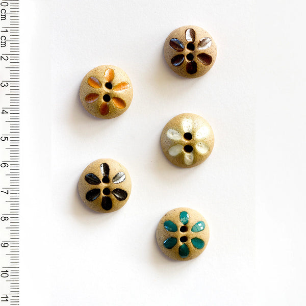 Incomparable Buttons - Assorted Round Flowers L285 - Card of 5