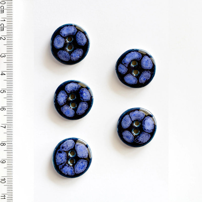 Incomparable Buttons - Blue & Black Flowers L305 - Card of 5