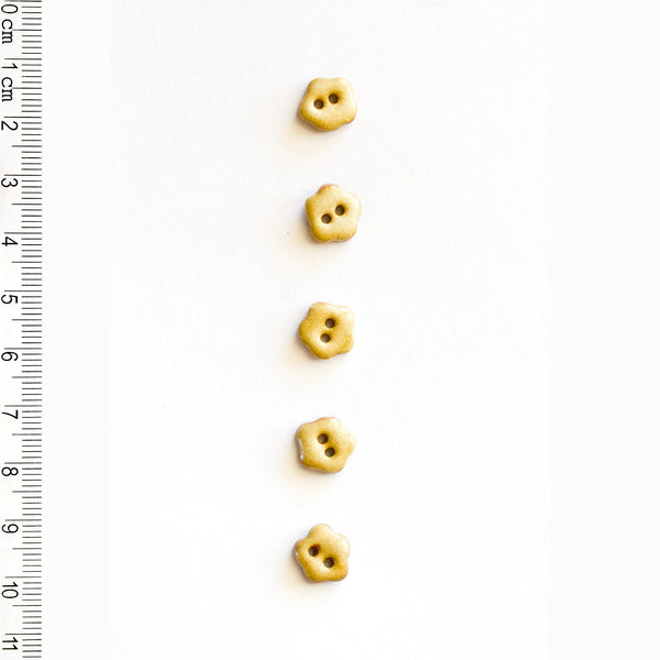Incomparable Buttons - Small Fawn Flowers L557 - Card of 5