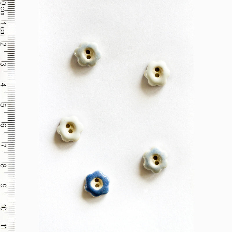 Incomparable Buttons - Small Flowers L562 - Card of 5