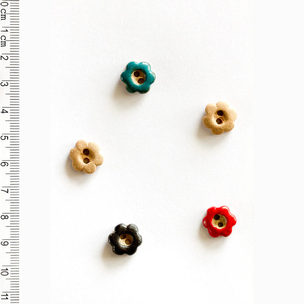 Incomparable Buttons - Small Multi Flowers L563 - Card of 5