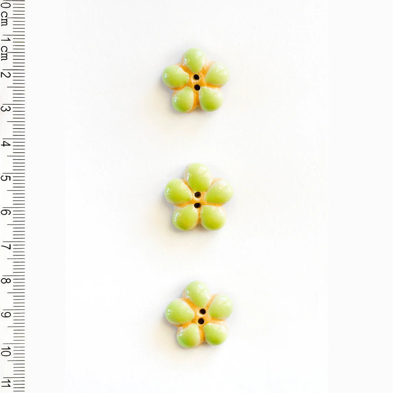 Incomparable Buttons - Green Flowers L595 - Card of 3