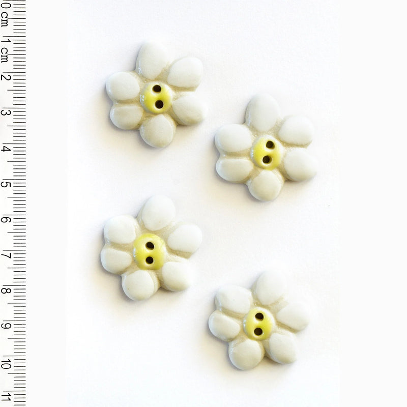 Incomparable Buttons - Large White Flowers L89 - Card of 4