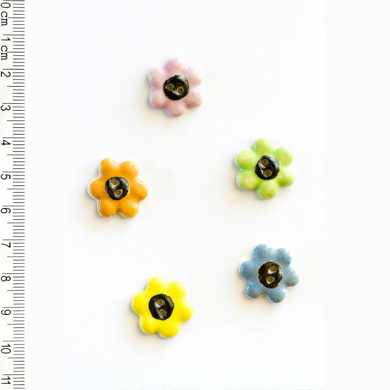 Incomparable Buttons - Small Multi Flowers L95 - Card of 5